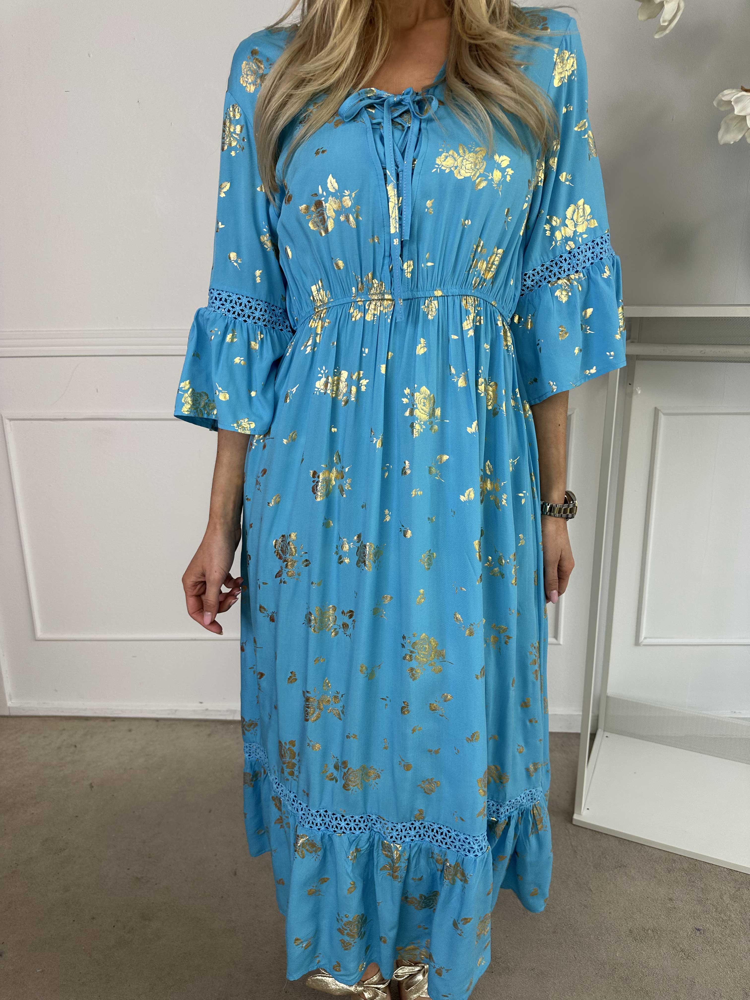 Pernilla - Kjole med guld blomster og broderinger